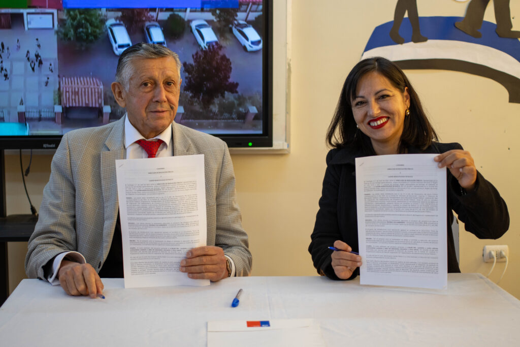 Alcalde Enrique Olivares junto a la Seremi de Educación firmaron un convenio para proyecto de emergencia en la Escuela Los Almendros de Palquibudi 2 08 05 2024 CM ALCALDE ENRIQUE OLIVARES Y SEREMI DE EDUCACION VERONICA RAMIREZ FIRMAN CONVENIO POR PROYECTO DE EMERGENCIA ESCUELA LOS ALMENDROS 1